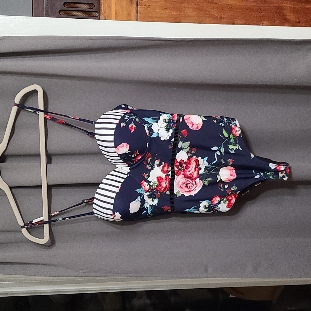 Cupshe Womens Swimsuit Navy Floral Formed Support Cups Adjustable Straps 1X‎ EUC